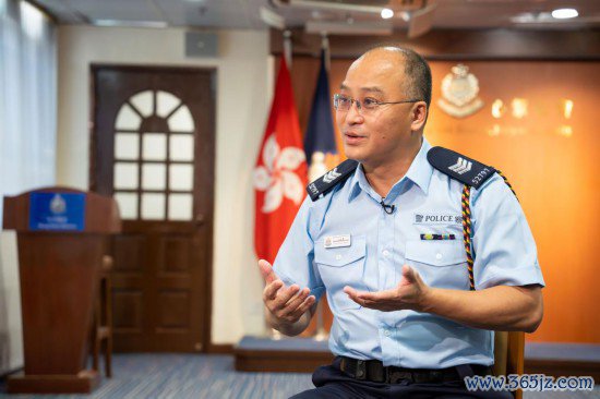 　　9月11日，旺角警署警长王启荣接收采访。新华社记者 朱炜 摄